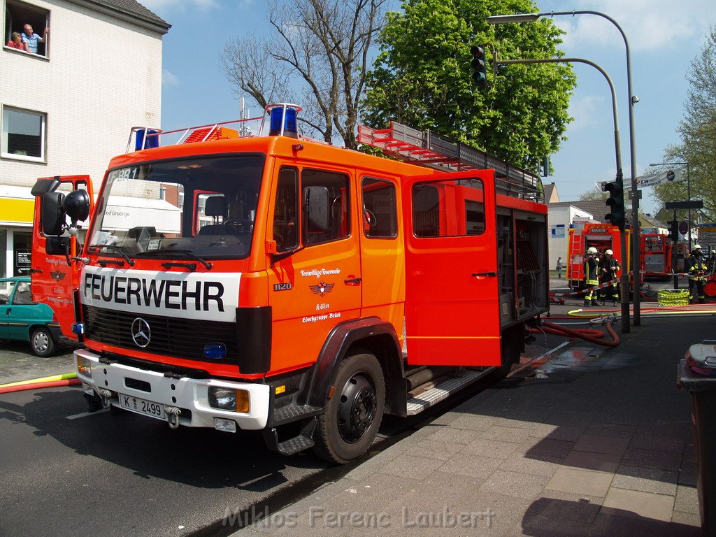 Kellerbrand mit Menschenrettung Koeln Brueck Hovenstr Olpenerstr P044.JPG
